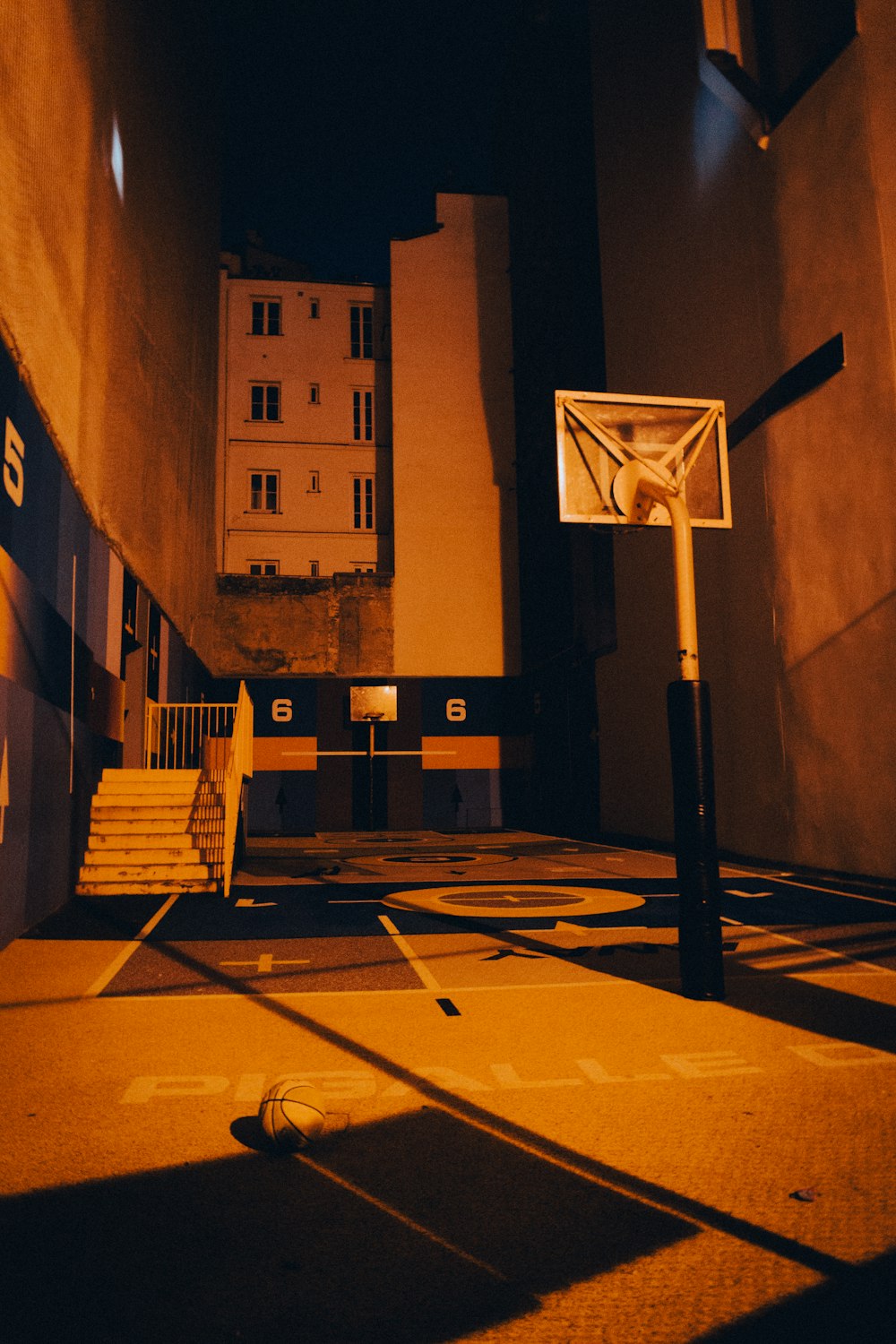 バスケットボールコートの真ん中にあるバスケットボールのフープ