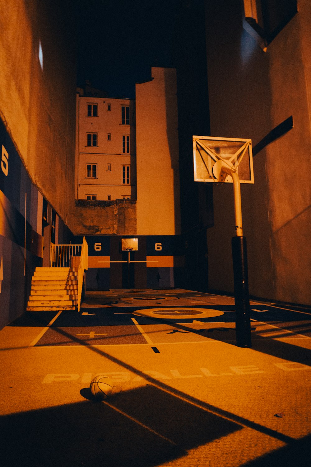 Un aro de baloncesto en medio de una cancha de baloncesto