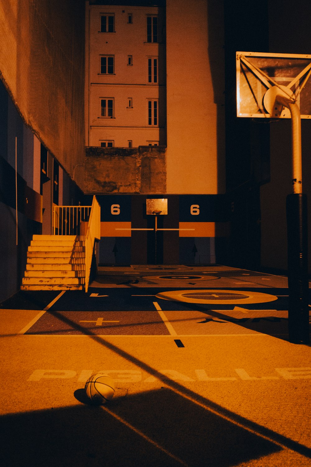 una cancha de baloncesto con una pelota de baloncesto en el medio