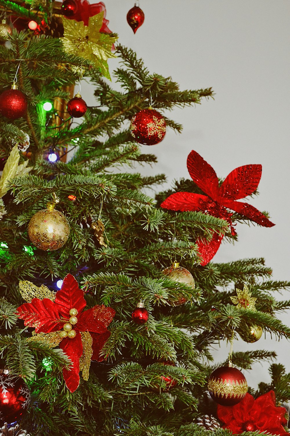 a decorated christmas tree with red and green ornaments