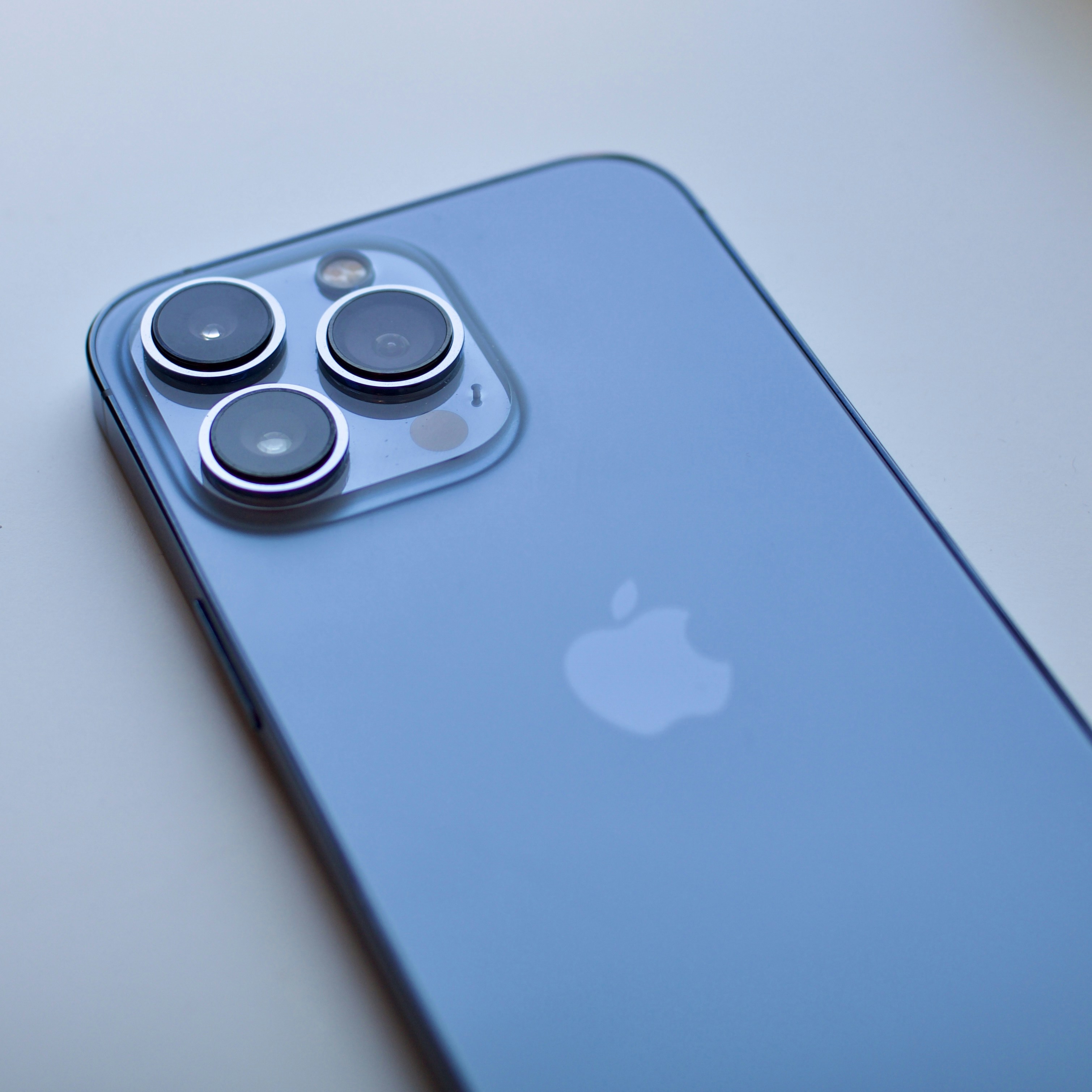 um close up de um telefone celular em uma mesa