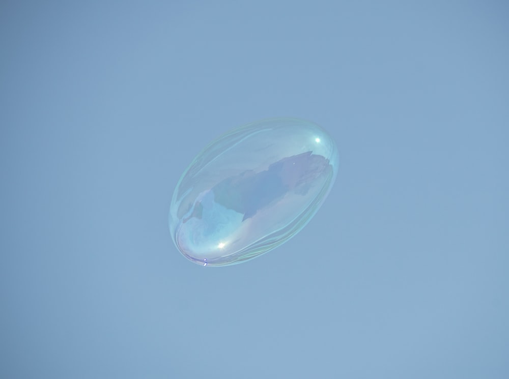 Eine Seifenblase, die an einem klaren Tag in der Luft schwebt