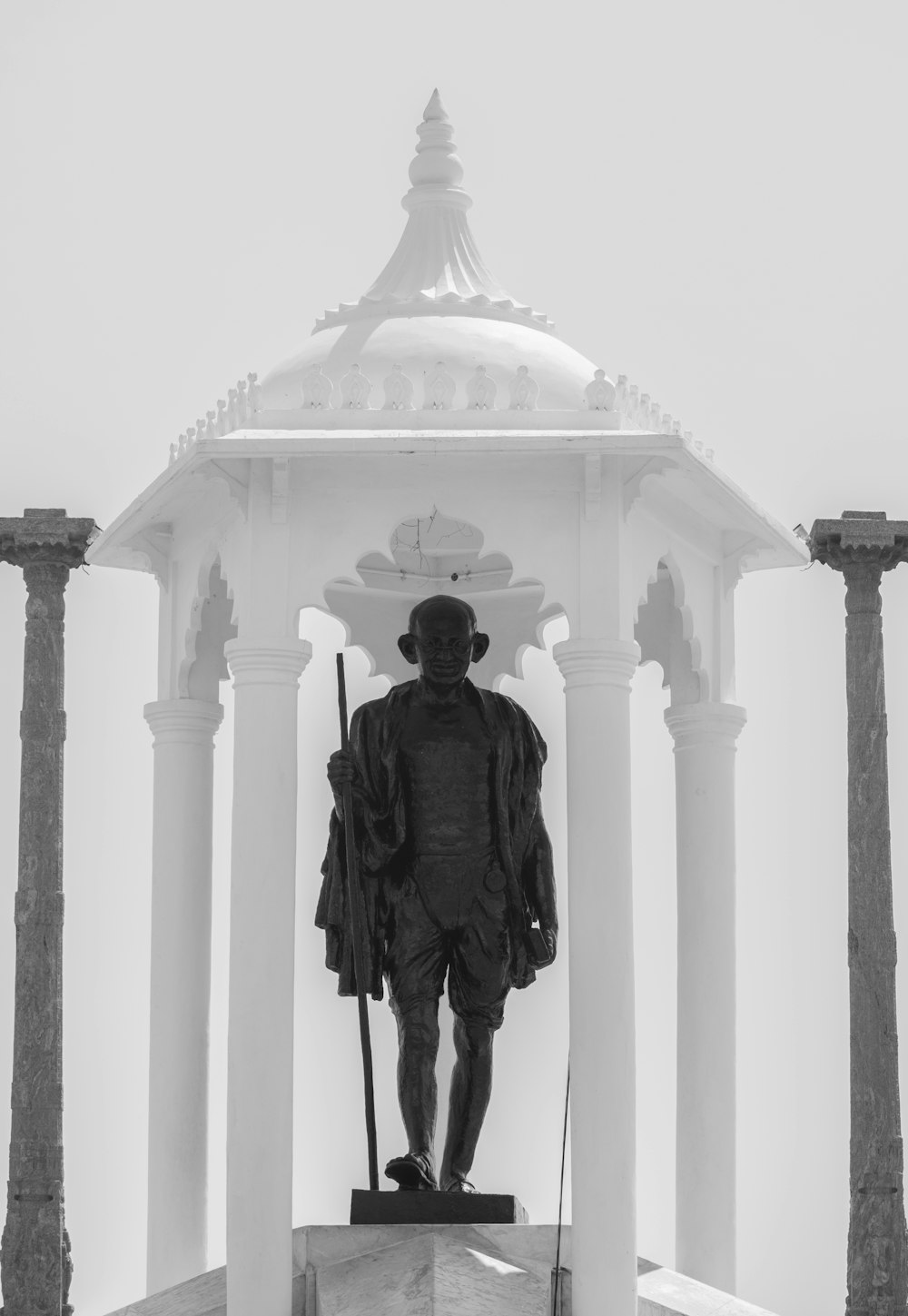 Un uomo in piedi di fronte a un edificio