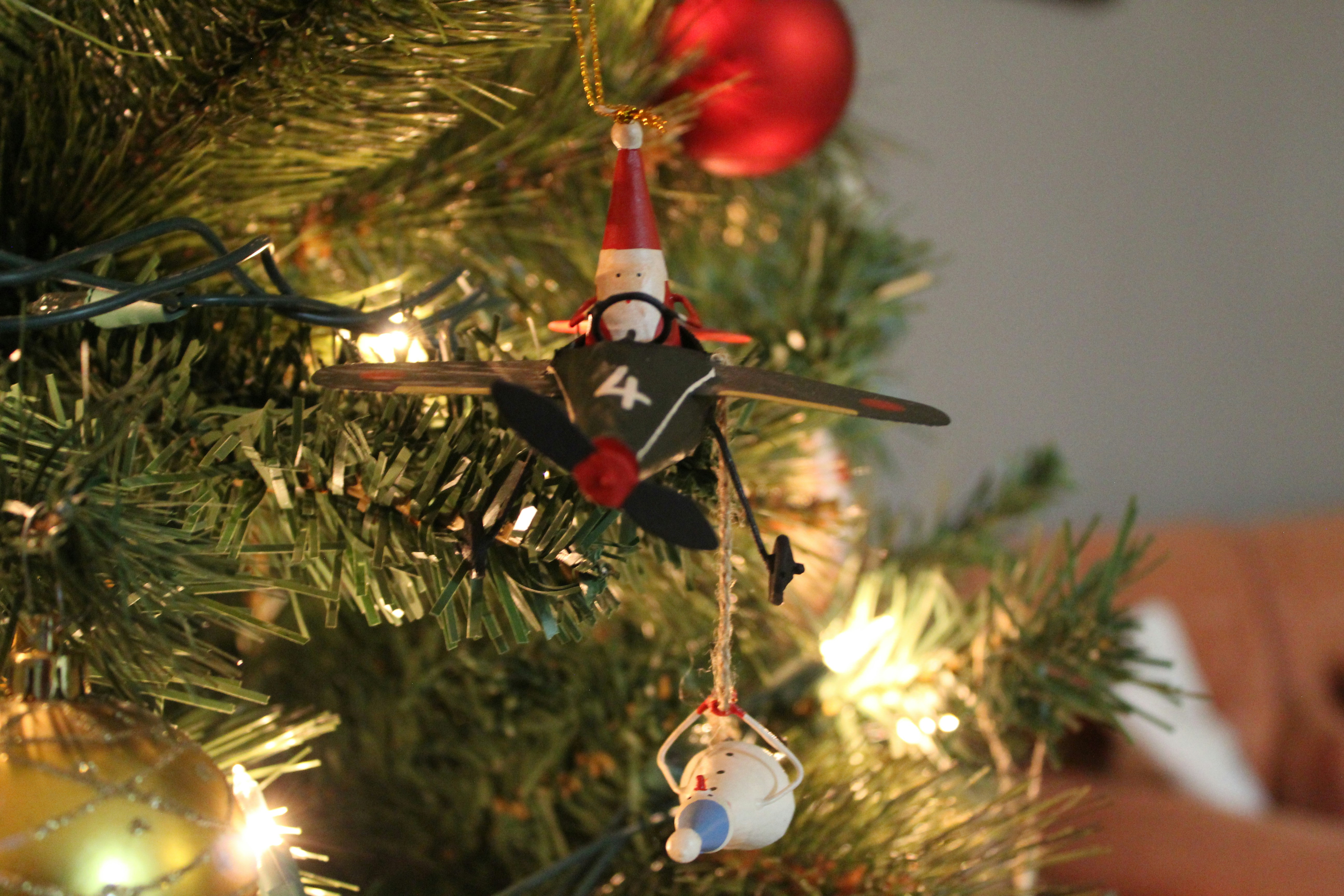 クリスマスツリーにぶら下がっているクリスマスオーナメント