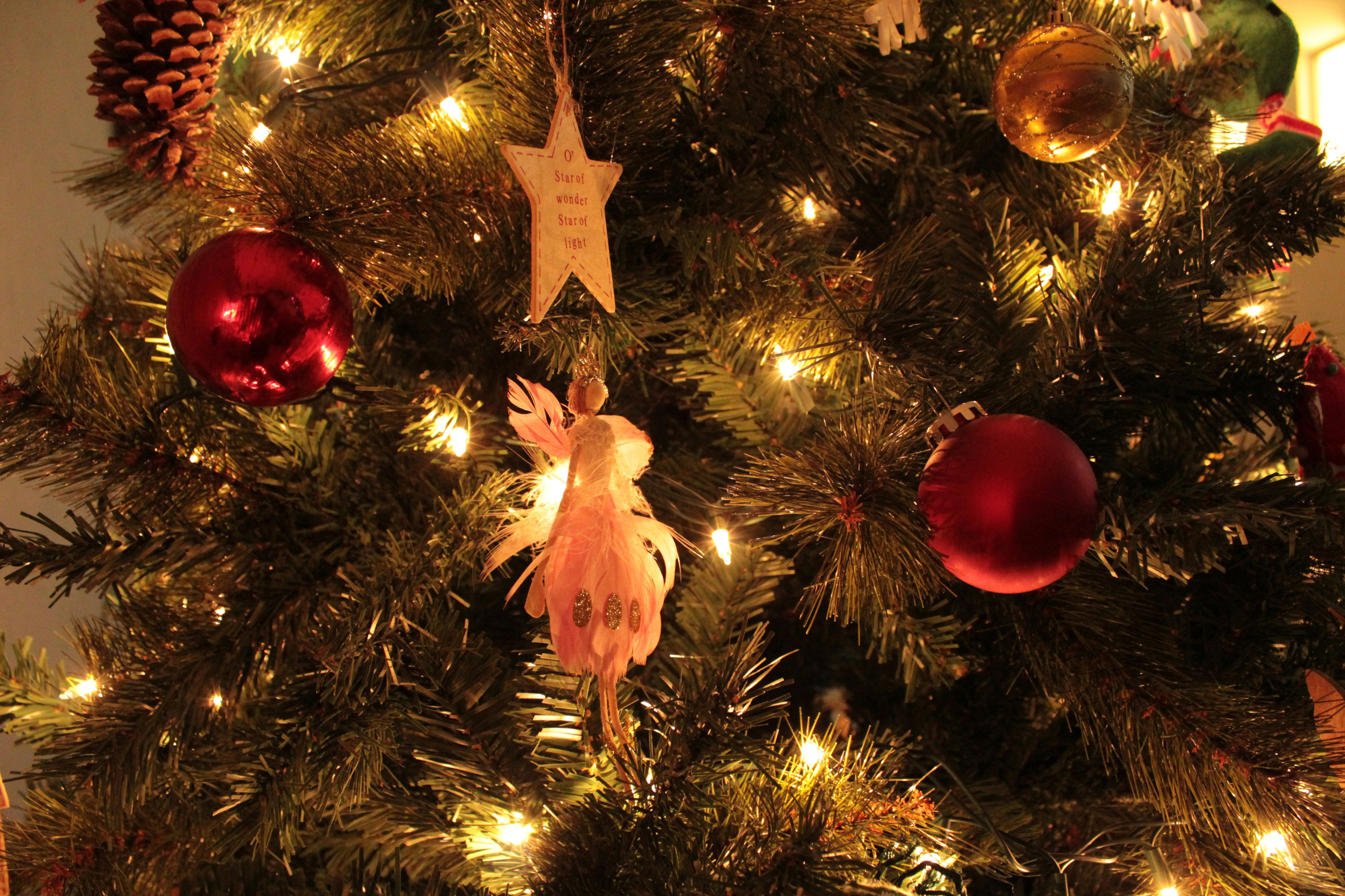 装飾品付きのクリスマスツリーの接写