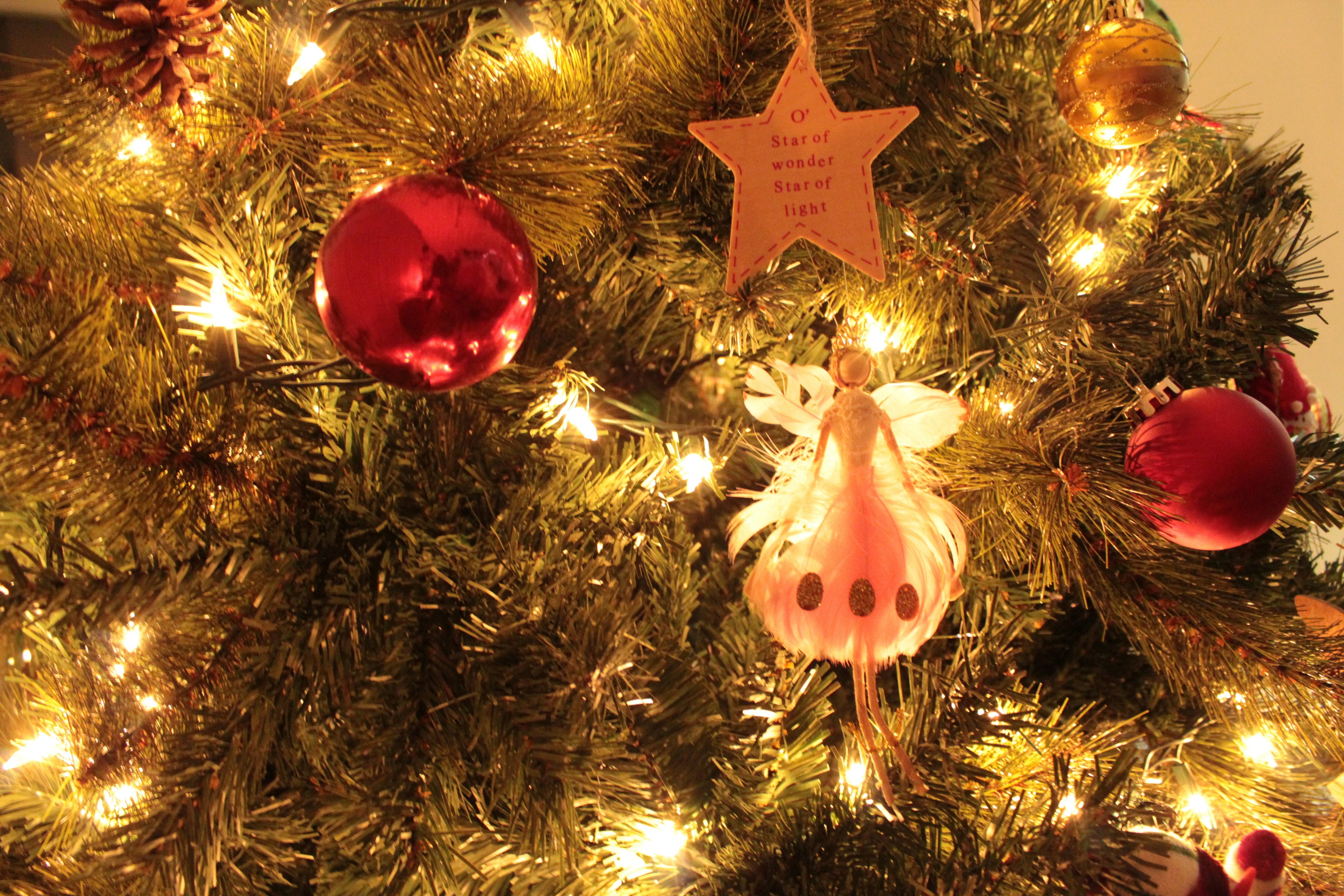 Un primer plano de un árbol de Navidad con adornos