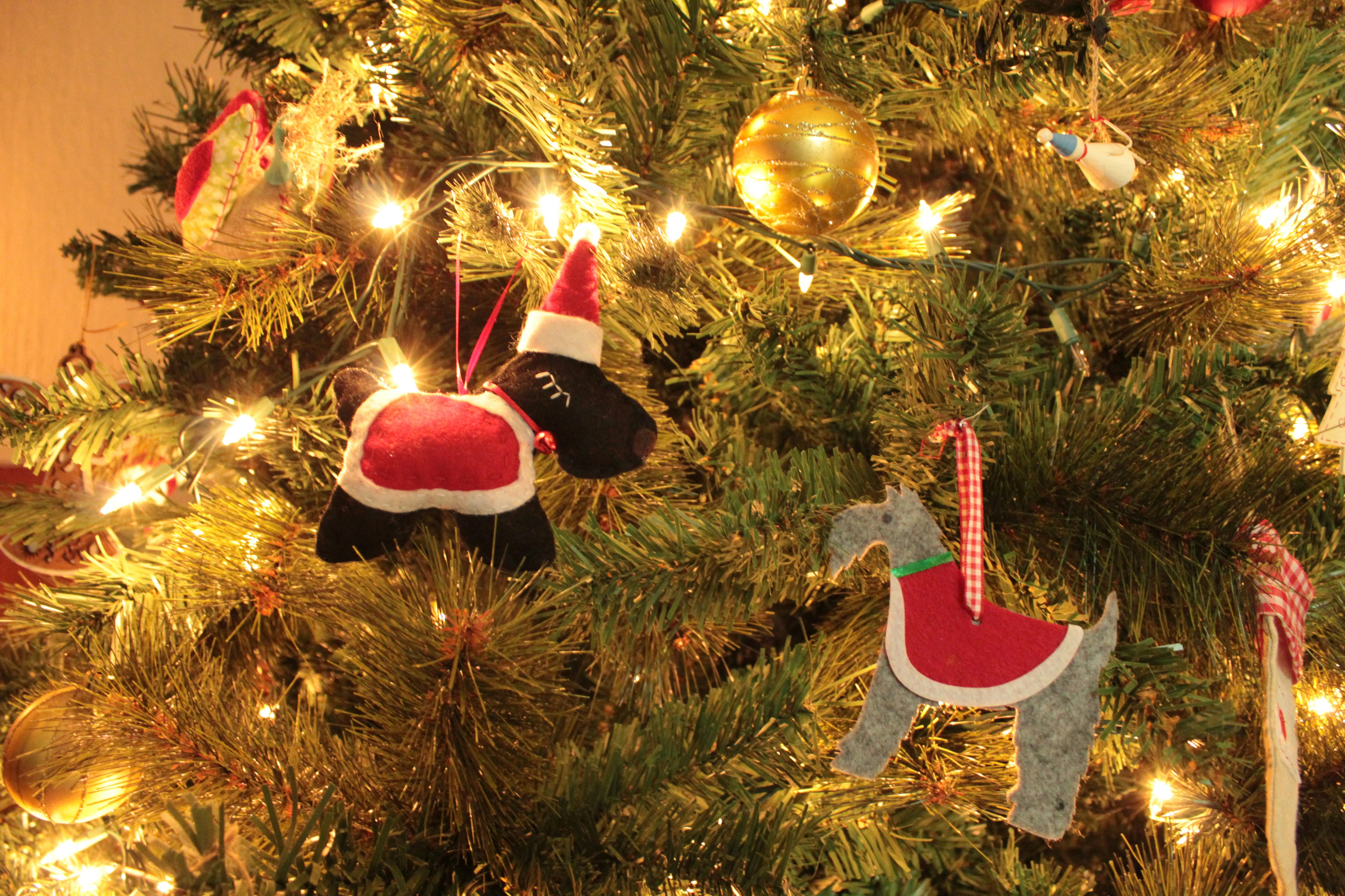 Un árbol de Navidad decorado con adornos y luces
