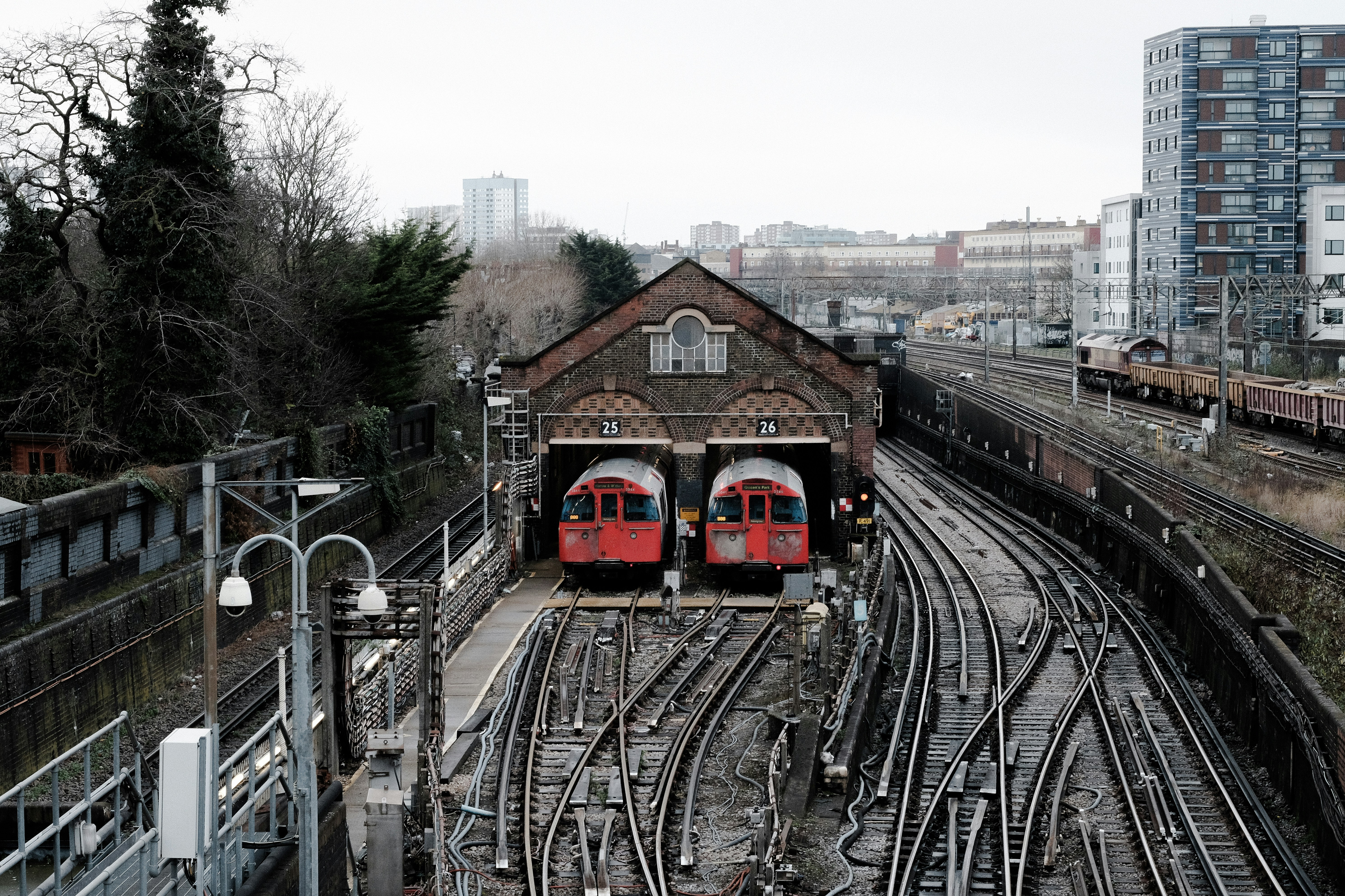 Foto zum Thema Ein Bahnhof mit zwei Zügen auf den Gleisen Kostenloses