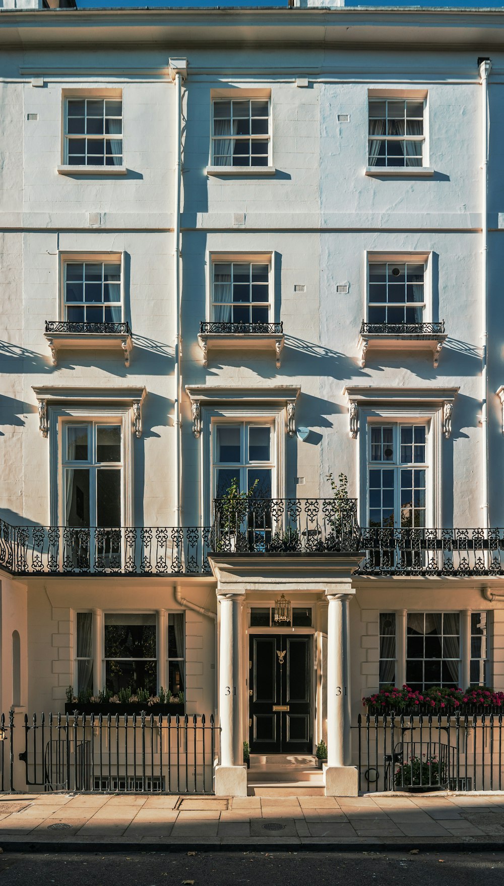 Un alto edificio bianco con molte finestre e balconi