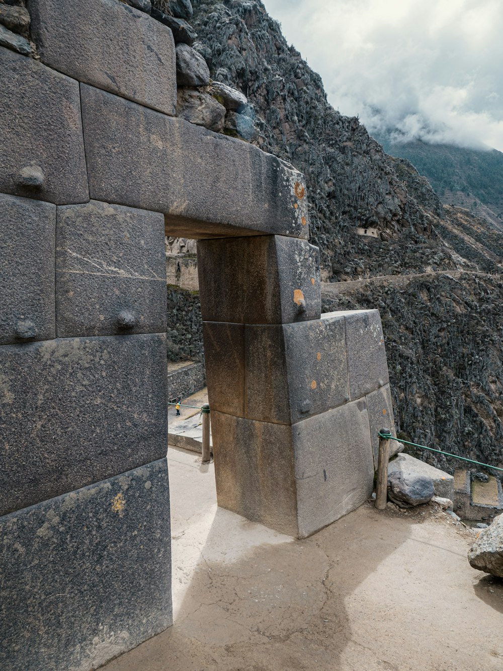 una estructura de piedra con una puerta en el medio de ella