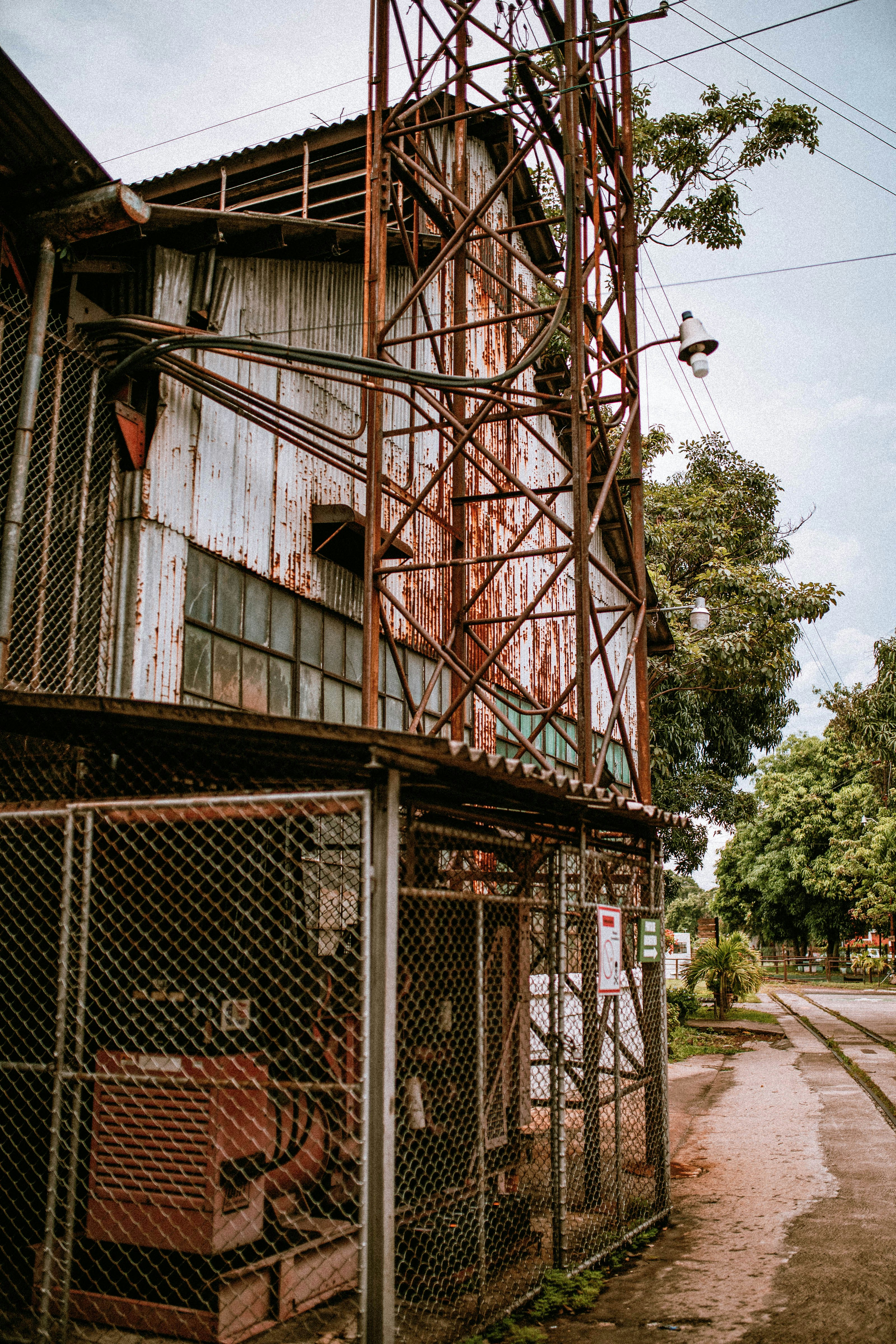 un edificio con un montón de andamios en el costado