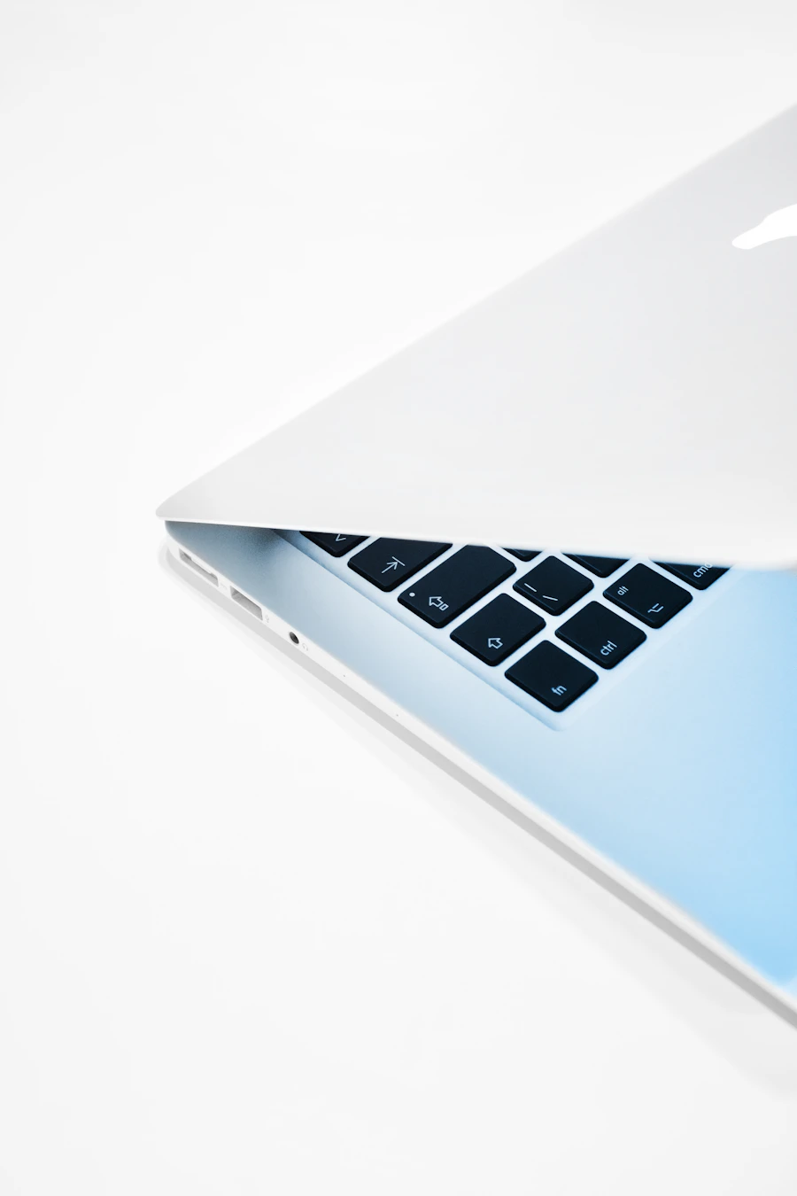 Zilveren laptop half open op wit