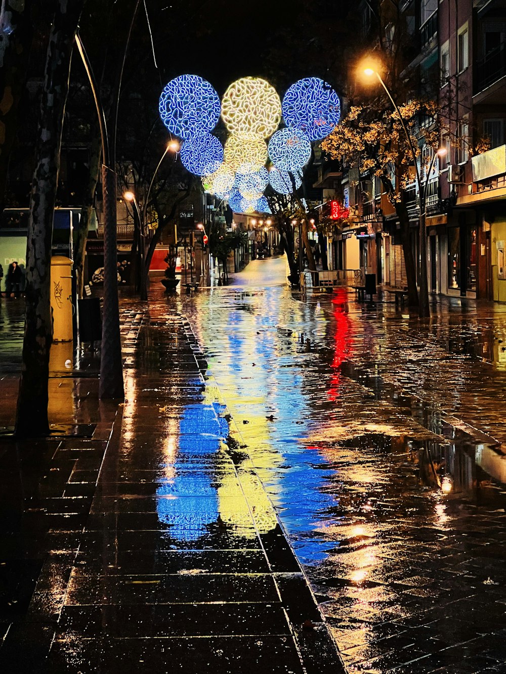 ライトとパラソルのある夜の街並み