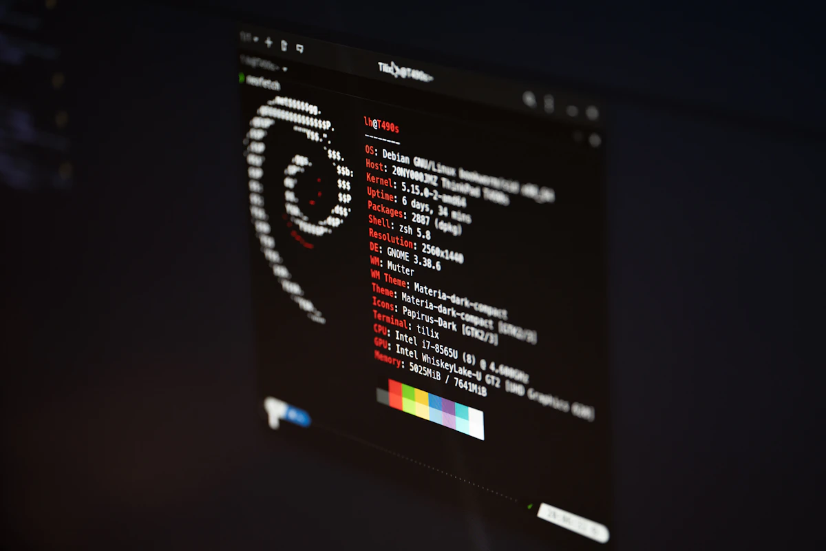 Servidor con múltiples núcleos ejecutando Linux con terminal mostrando uname