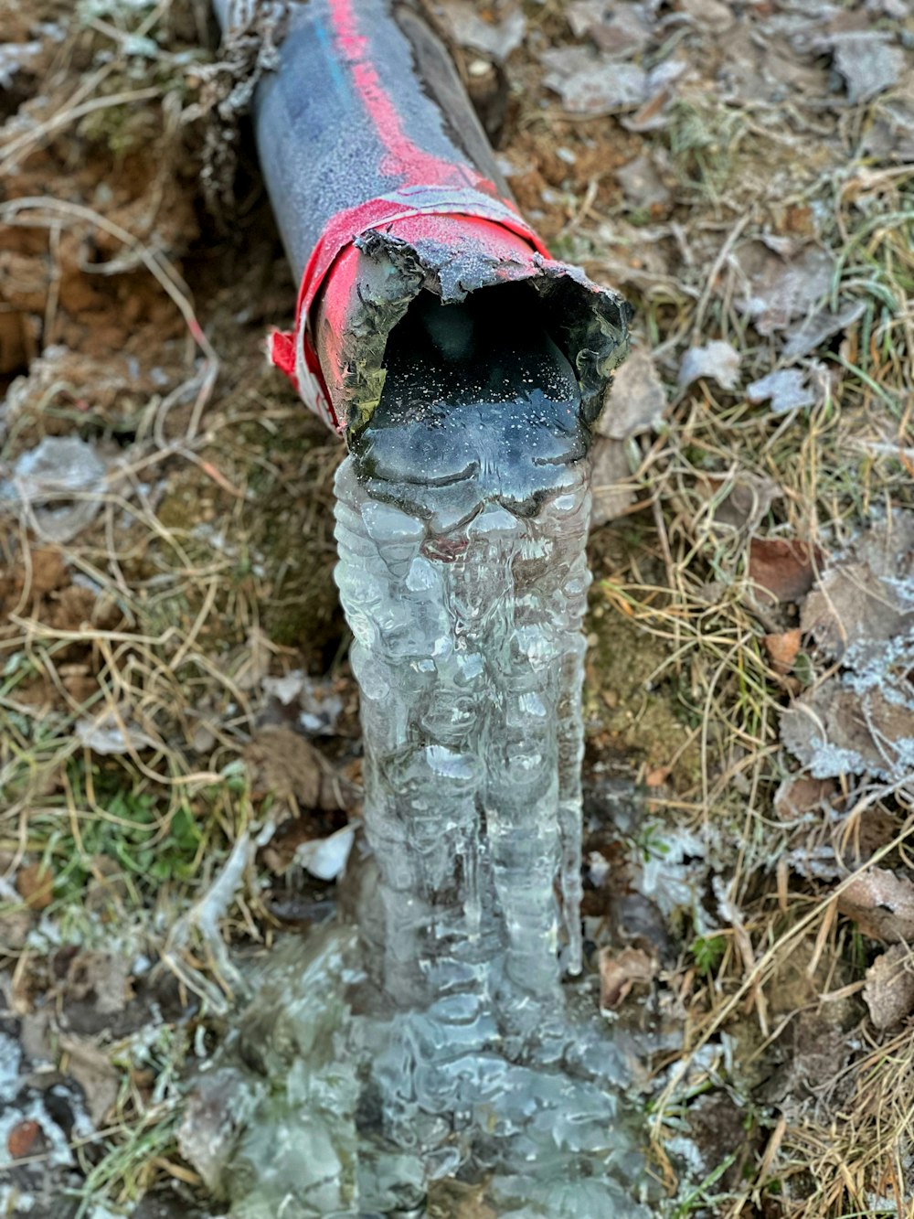 a pipe that is laying on the ground