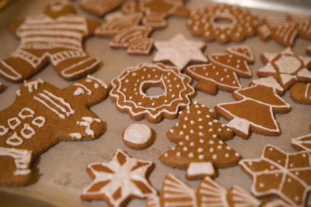 un plateau rempli de biscuits au gingembre décorés avec glaçage