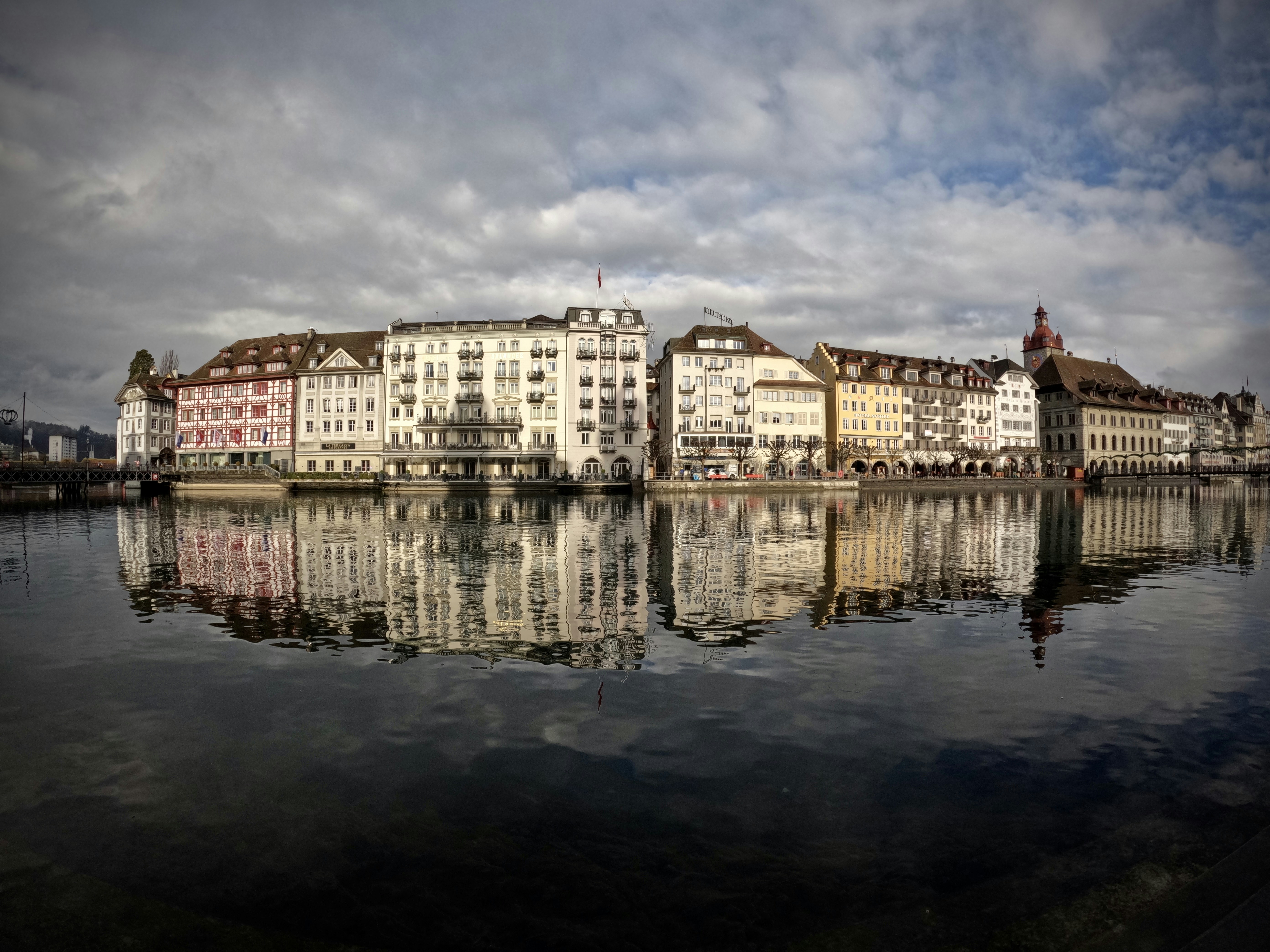 ein großes Gewässer mit Gebäuden im Hintergrund