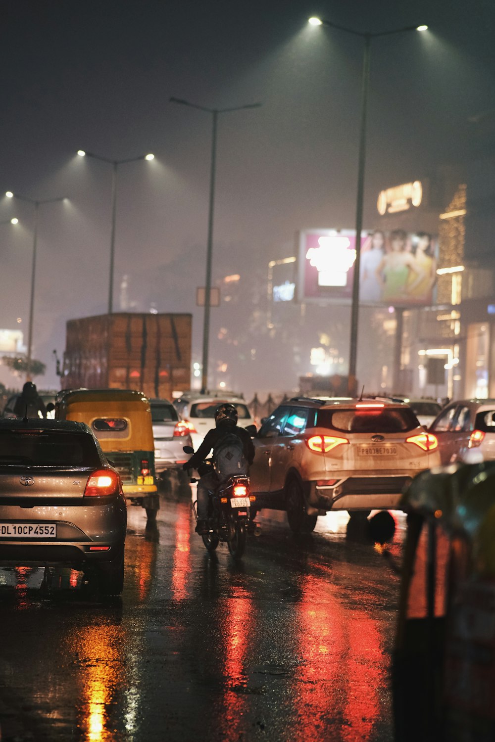 a city street filled with lots of traffic at night