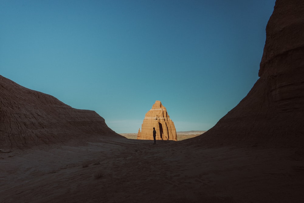 uma pessoa de pé no meio de um deserto