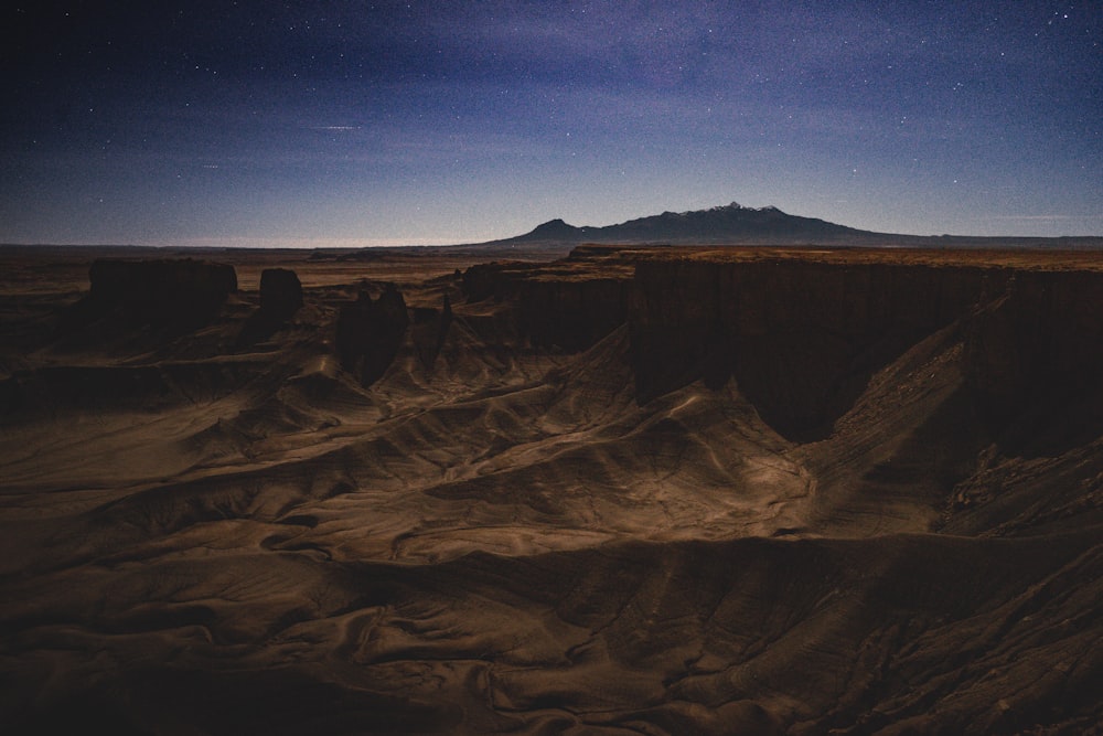 Eine Wüstenlandschaft mit einem Berg in der Ferne