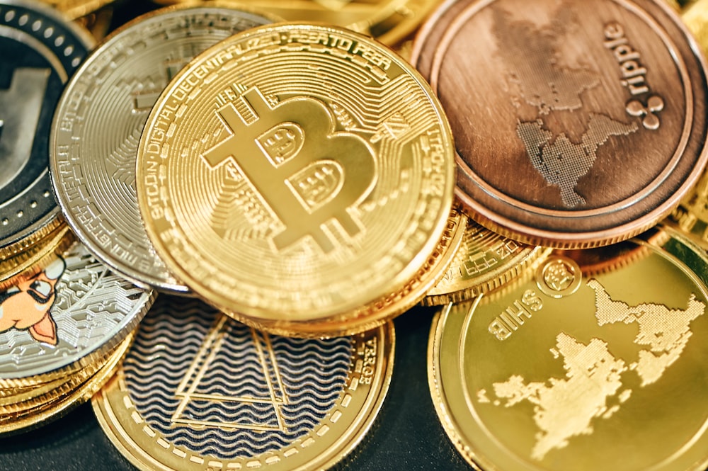 Un montón de bitcoins de oro y plata