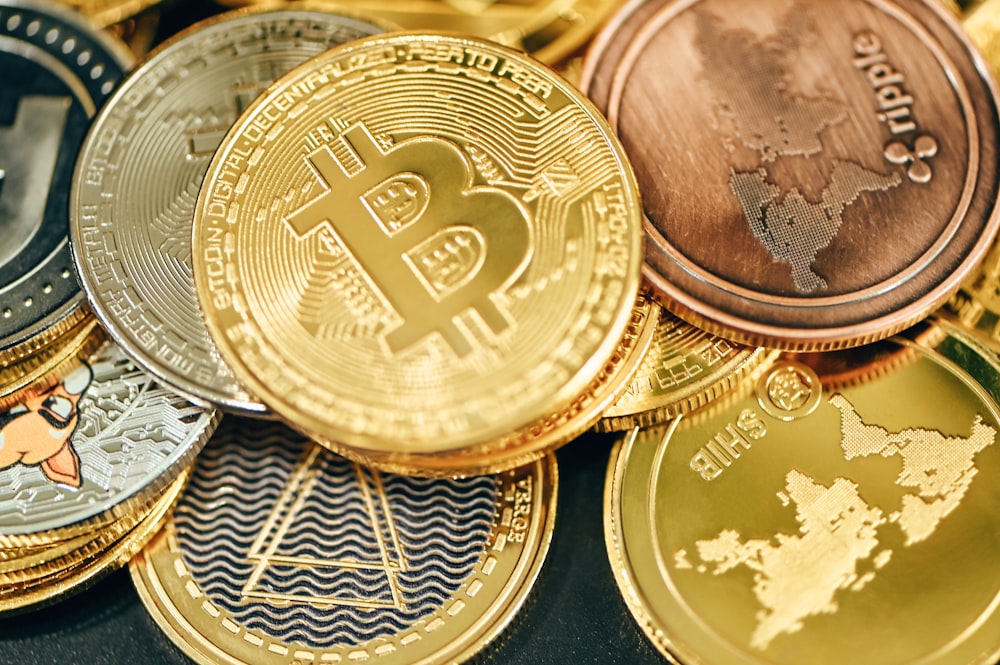 Ein Haufen Gold- und Silber-Bitcoins