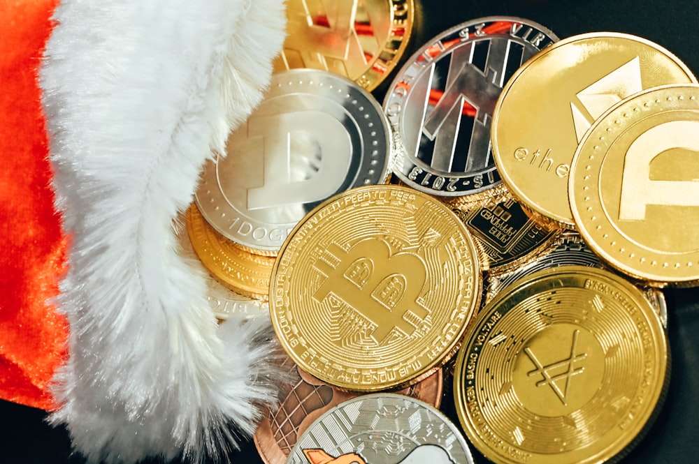 Ein Haufen Bitcoins mit einem Weihnachtsmannhut darüber