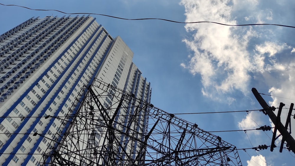 Un edificio alto junto a líneas eléctricas y cables