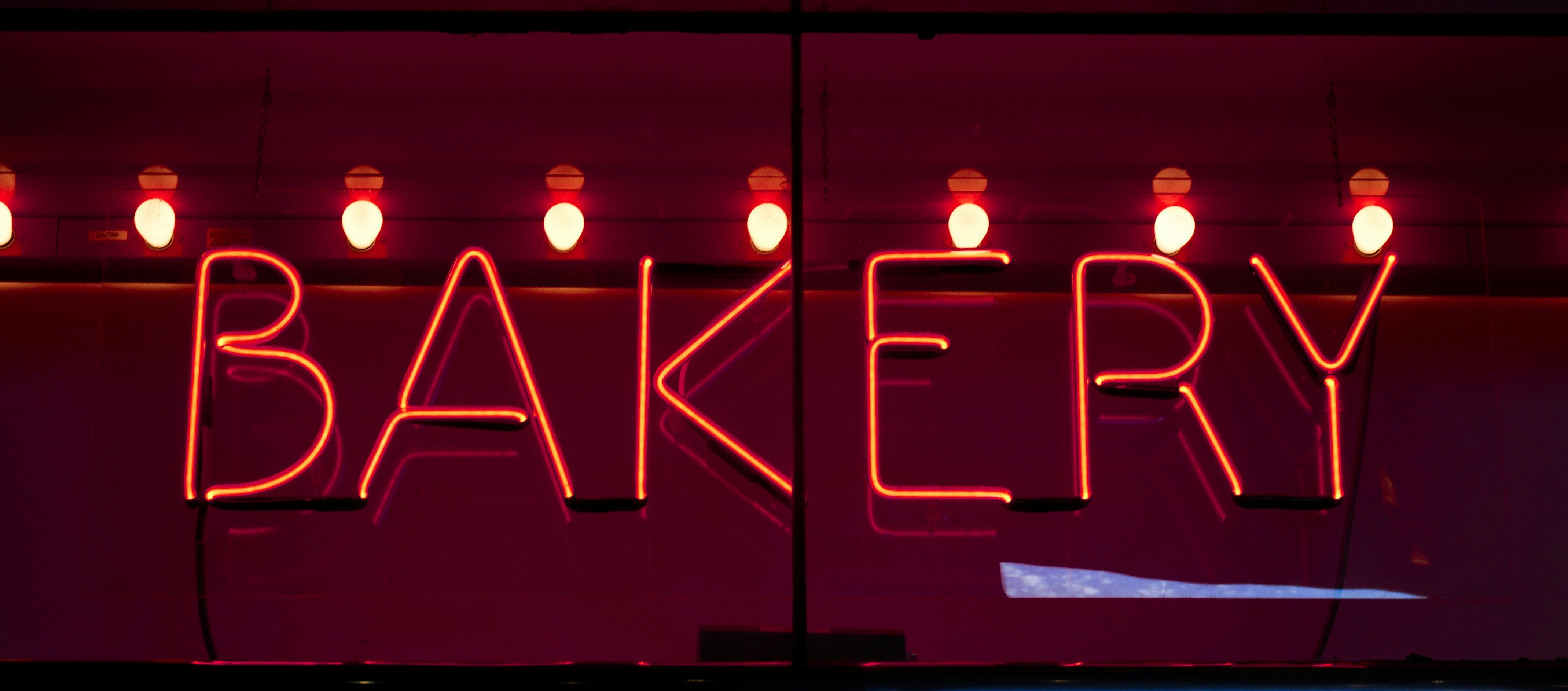 a neon sign that says bakery on it - 配图