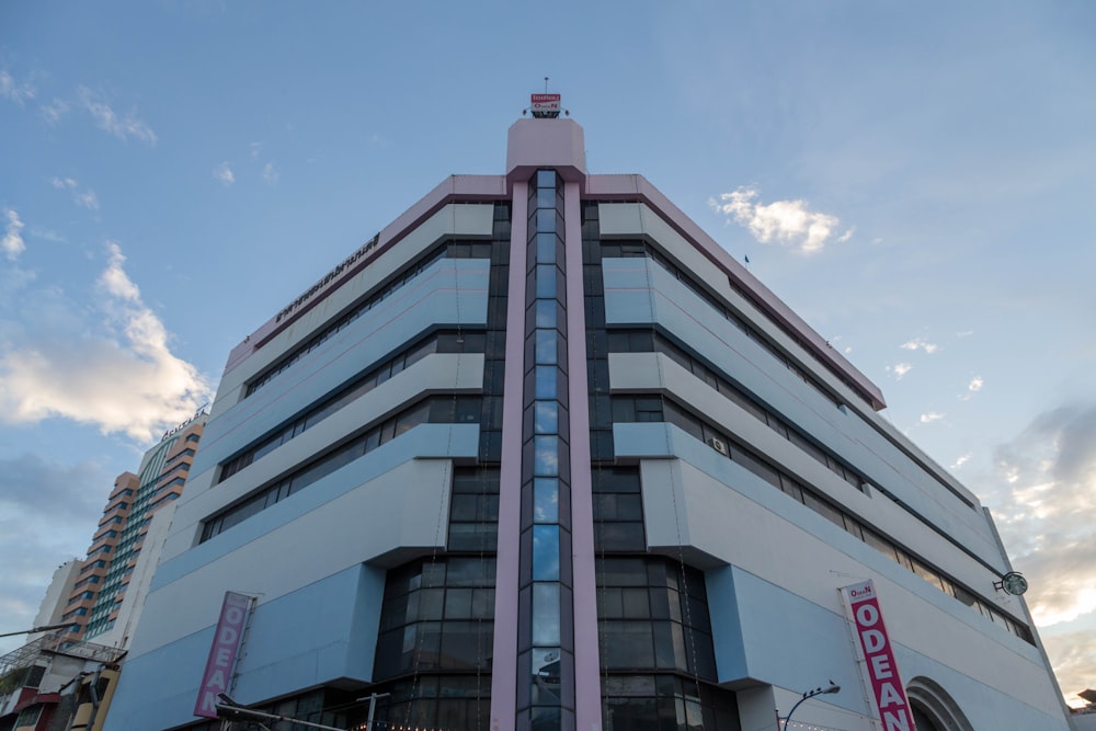 Un edificio alto con un fondo de cielo