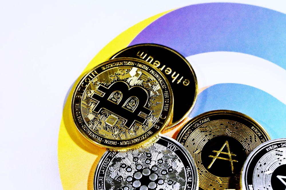 Una pila de bitcoins sentados uno encima del otro