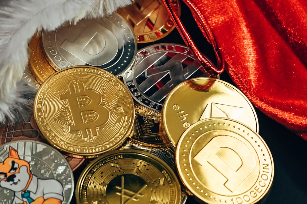 Une pile de bitcoins assis sur une table