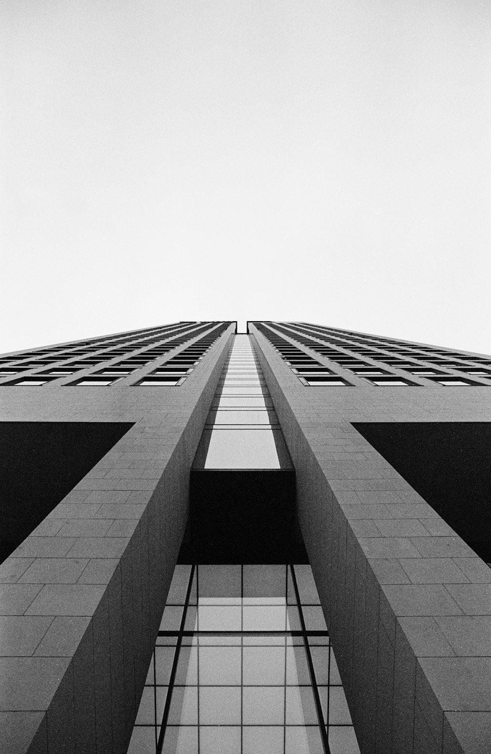 uma foto em preto e branco de um edifício alto