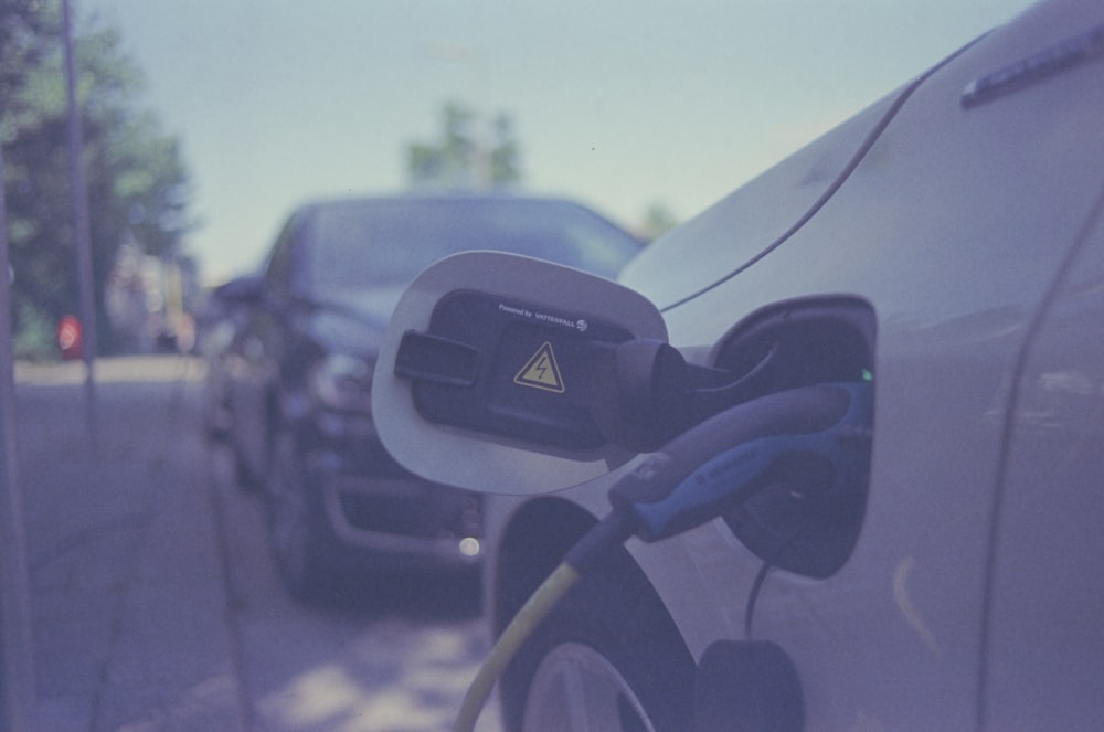 un gros plan de la pompe à carburant d’une voiture