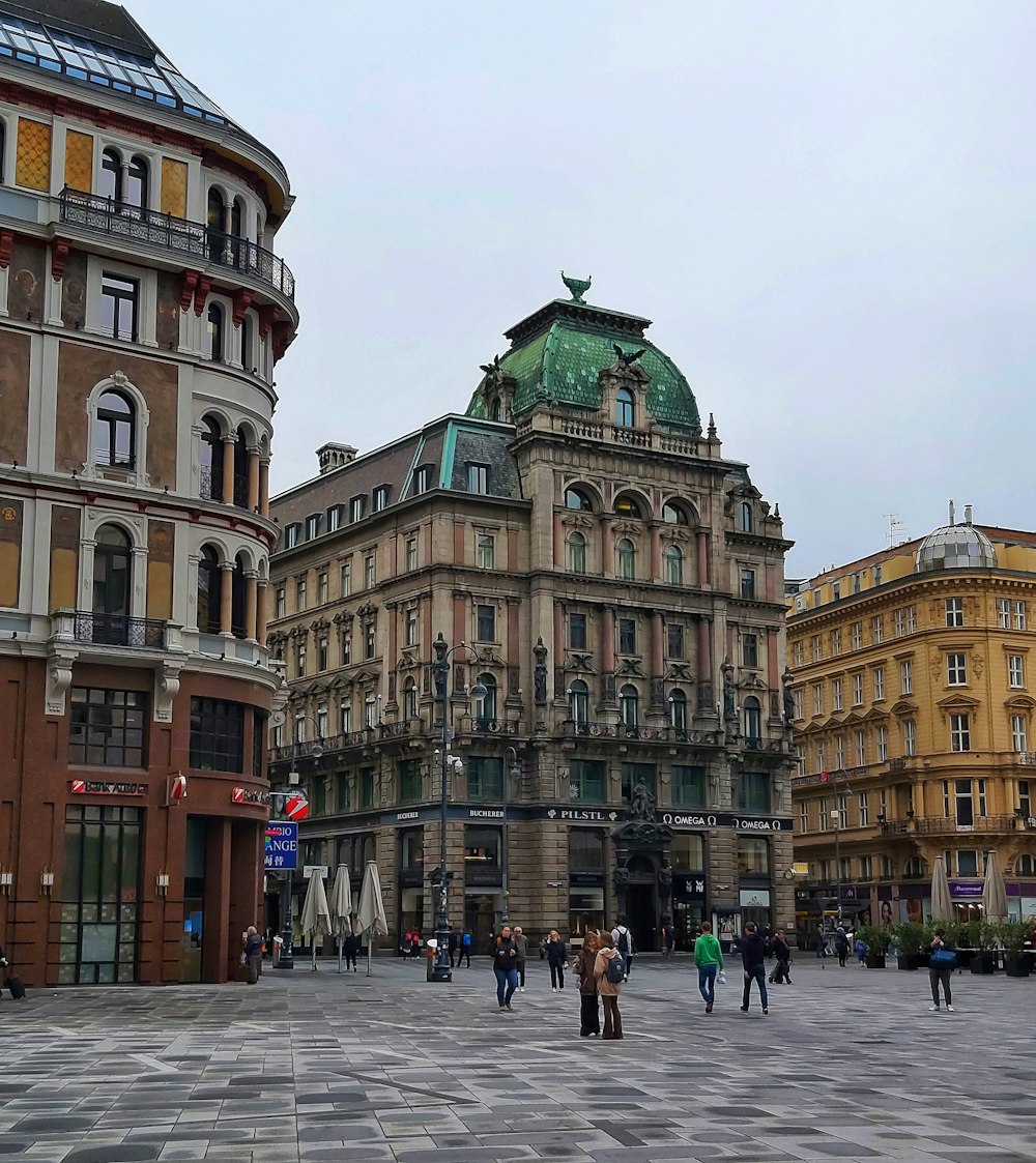 Un grupo de personas caminando alrededor de una plaza de la ciudad