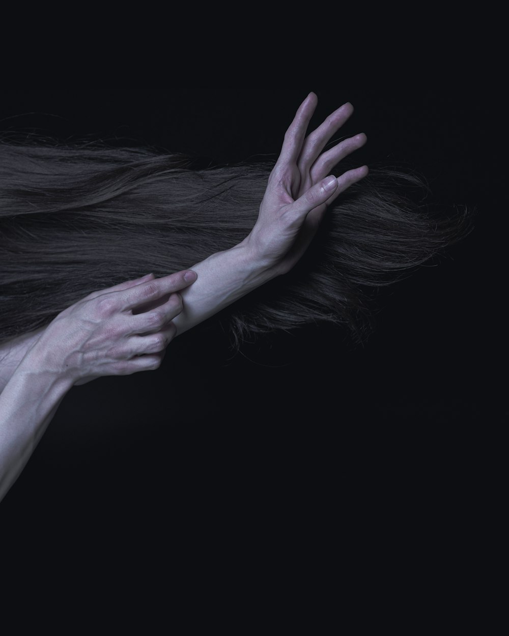 Una donna con le mani sui capelli