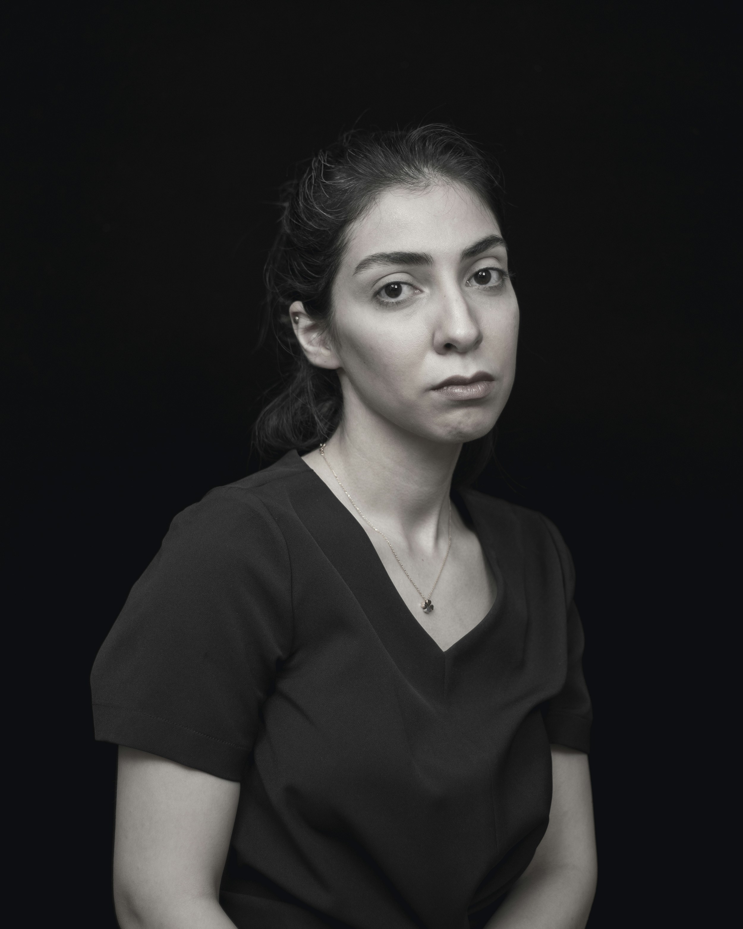 Una foto en blanco y negro de una mujer