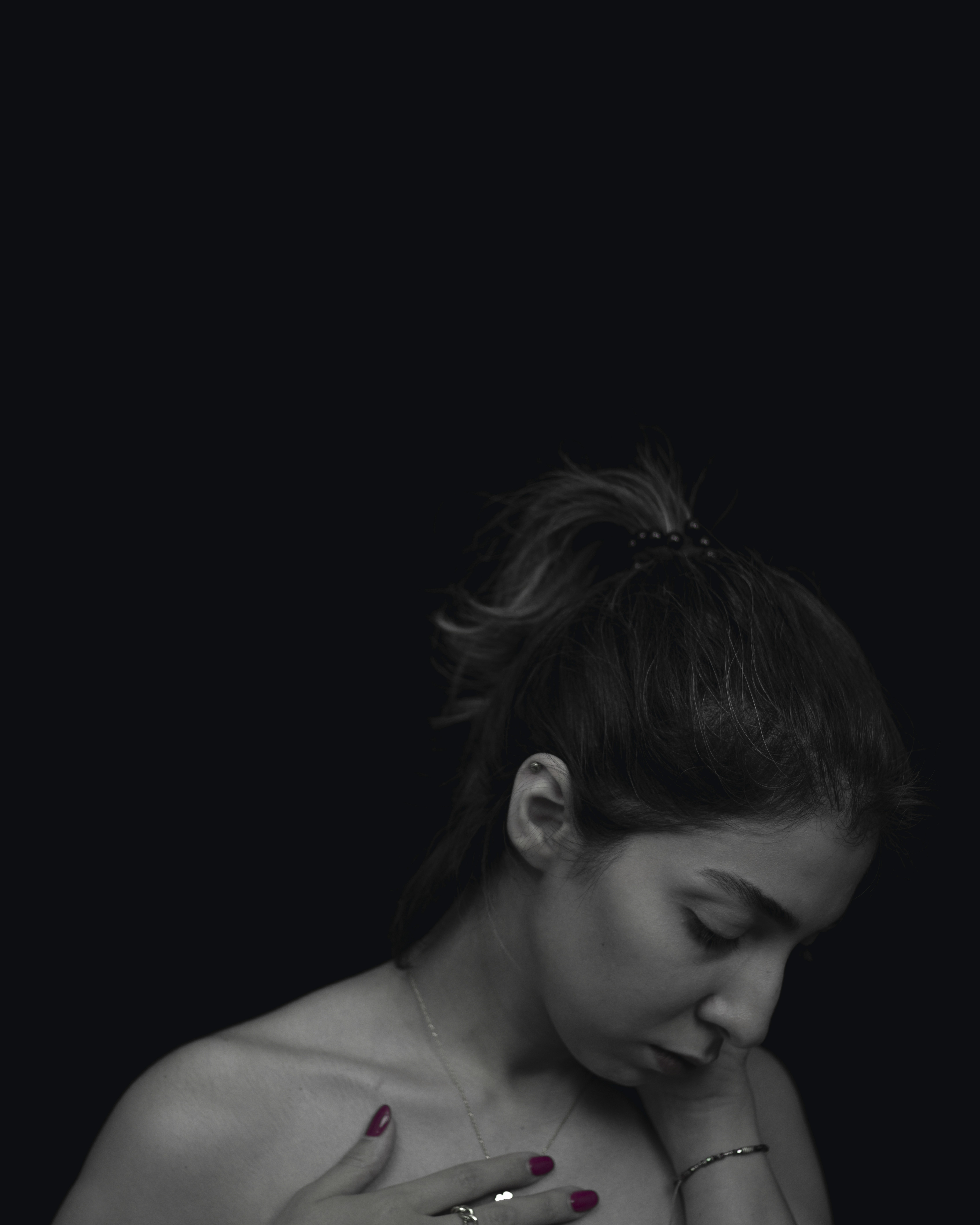 Una mujer en una foto en blanco y negro sosteniendo un teléfono celular