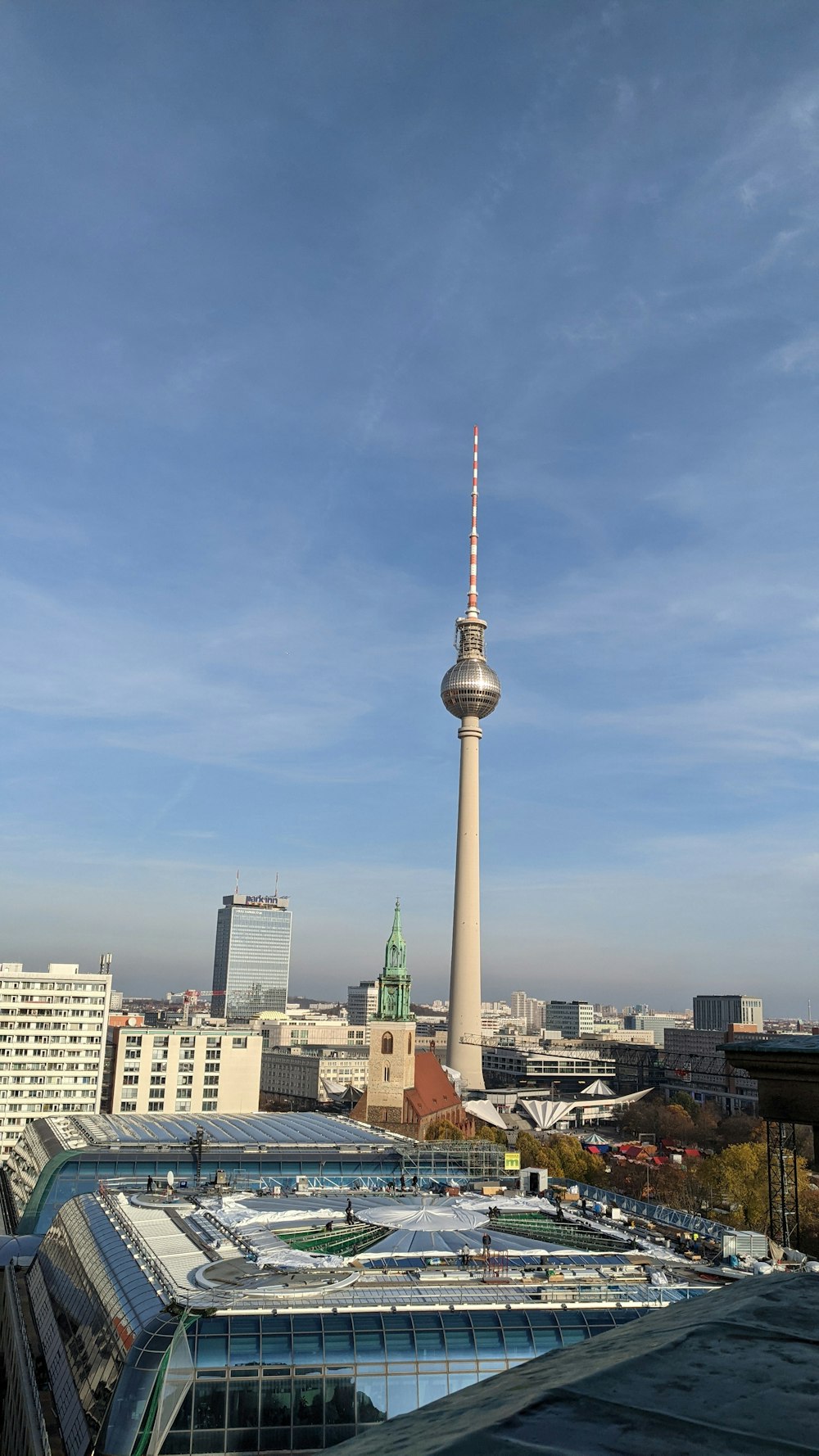 Una vista di una città con un'alta torre sullo sfondo