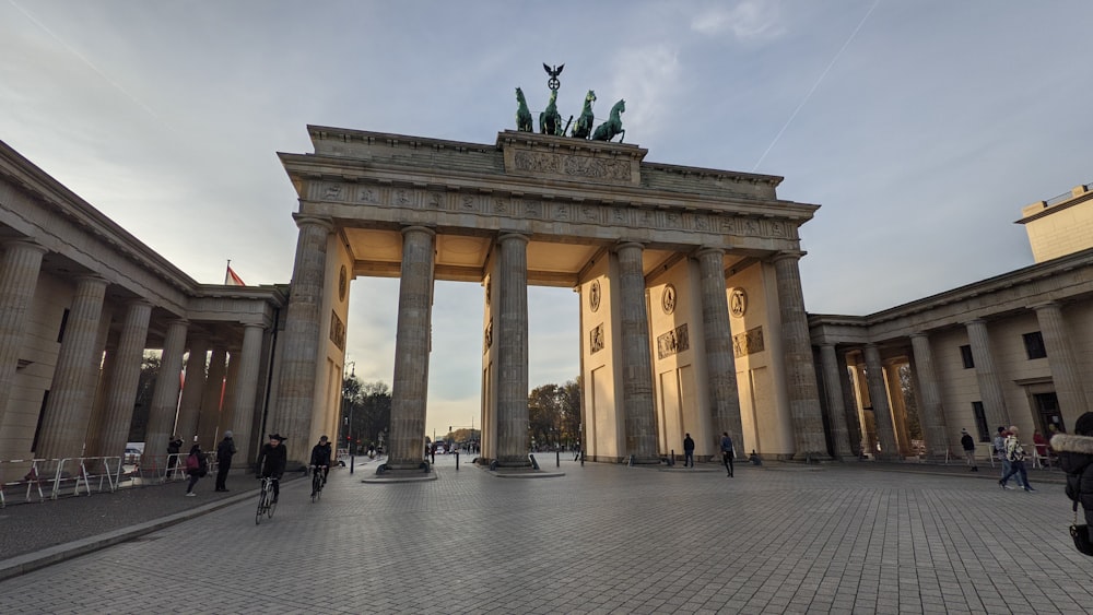 Eine Gruppe von Menschen, die vor einem Gebäude stehen