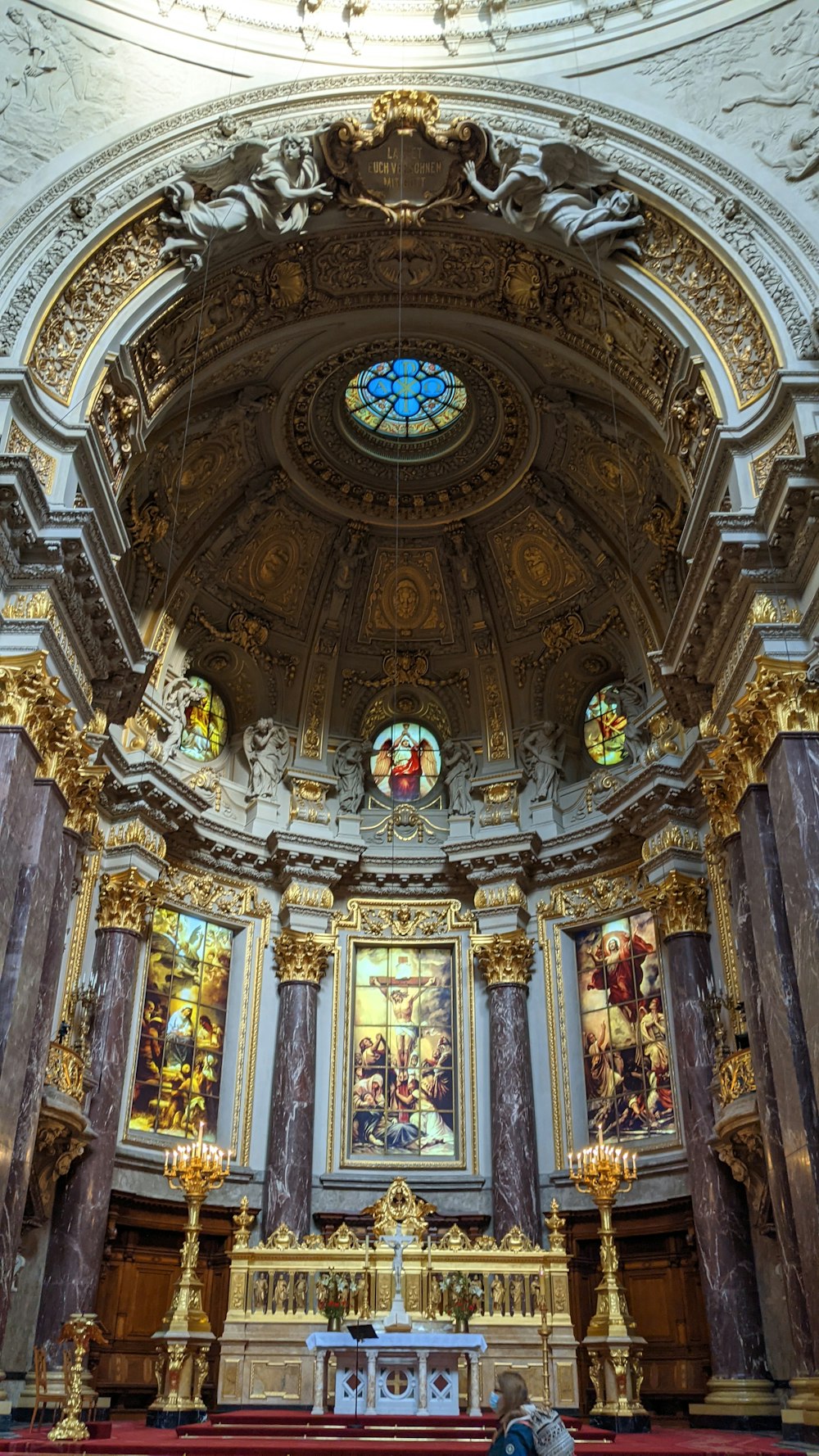 Una grande chiesa con un soffitto alto e vetrate colorate