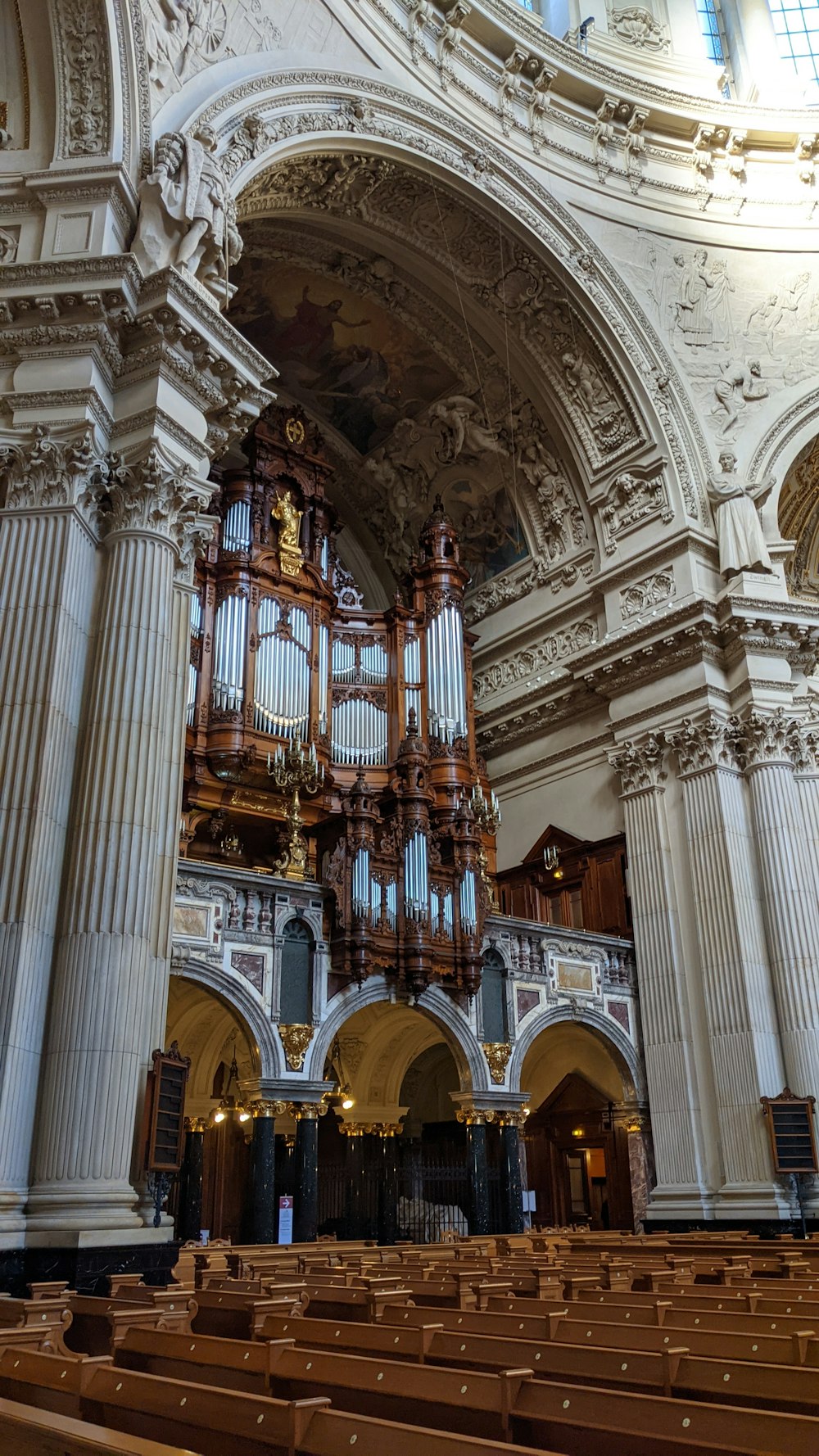 uma igreja com um órgão de tubos no meio dela