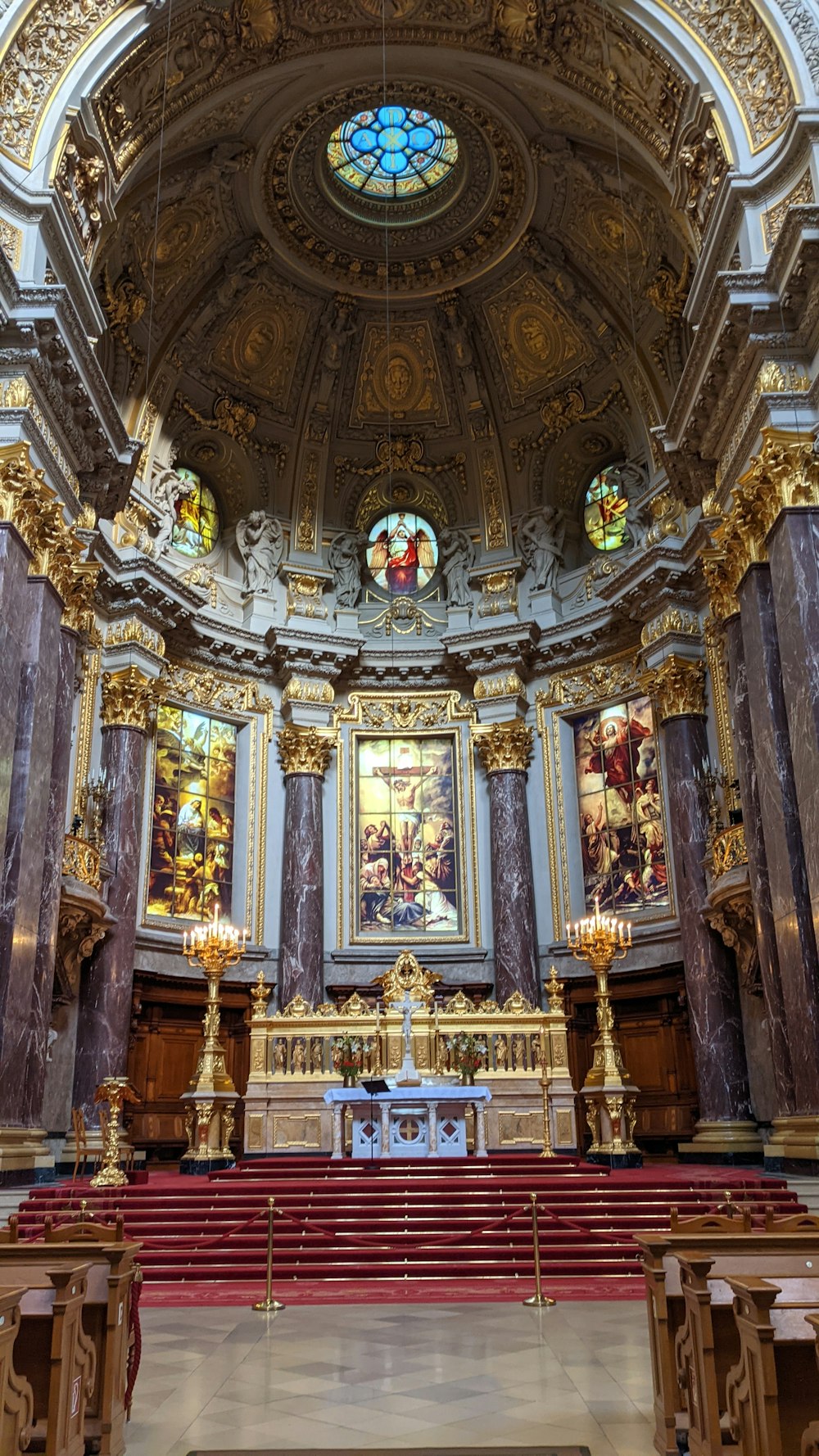 Una iglesia ornamentada con una vidriera