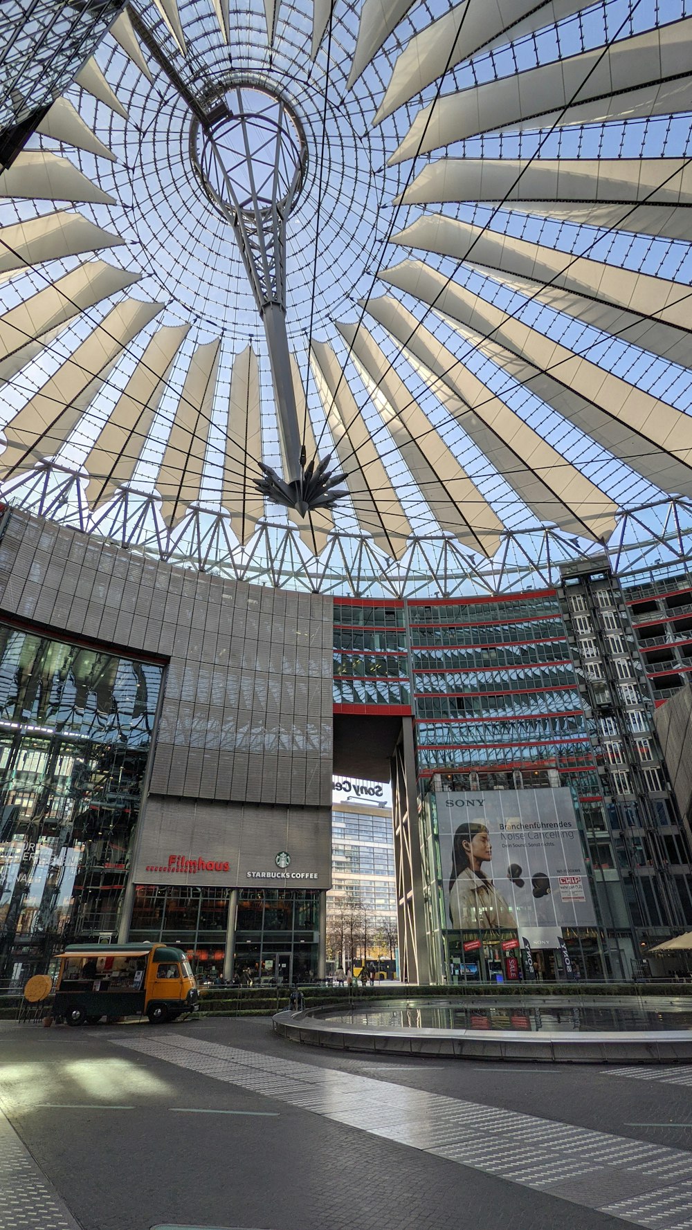 un grand bâtiment avec un plafond de verre et une horloge