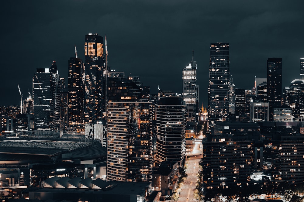 una vista di una città di notte dalla cima di un edificio