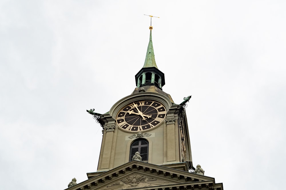 Una gran torre del reloj con una vena meteorológica en la parte superior