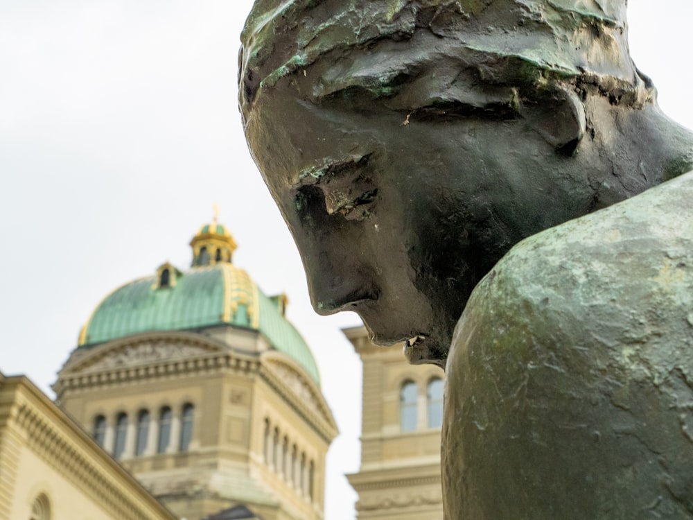 una statua di una donna di fronte a un edificio