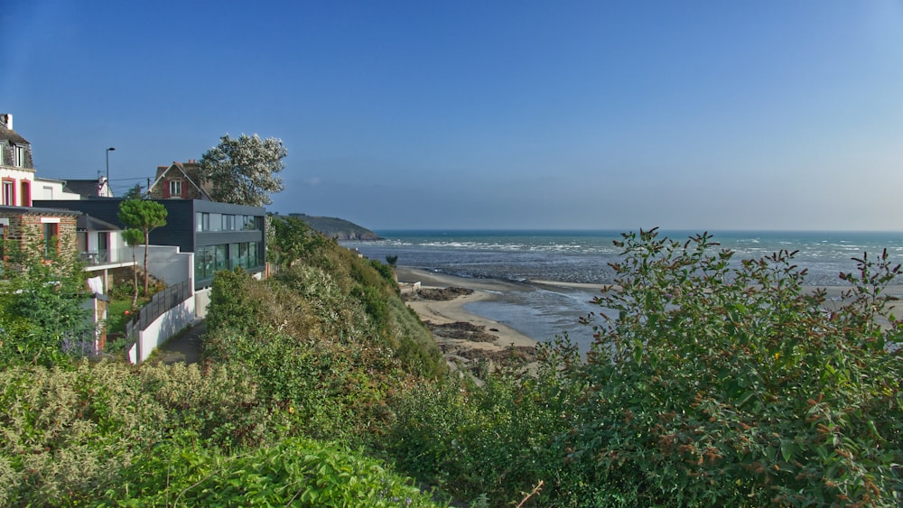 Une maison sur une falaise surplombant l’océan