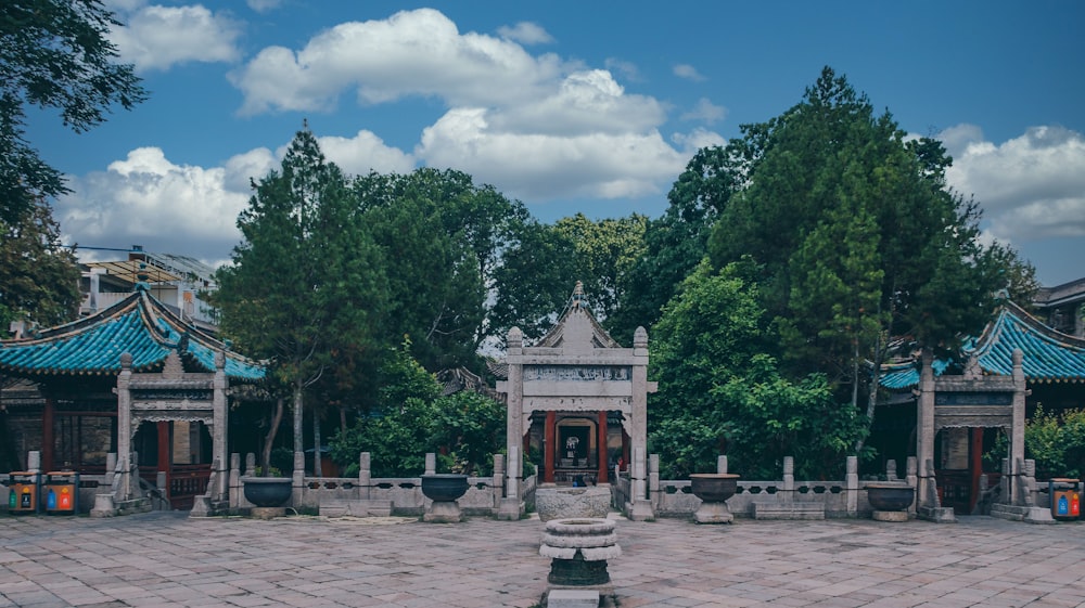 a courtyard with a fountain in the middle of it