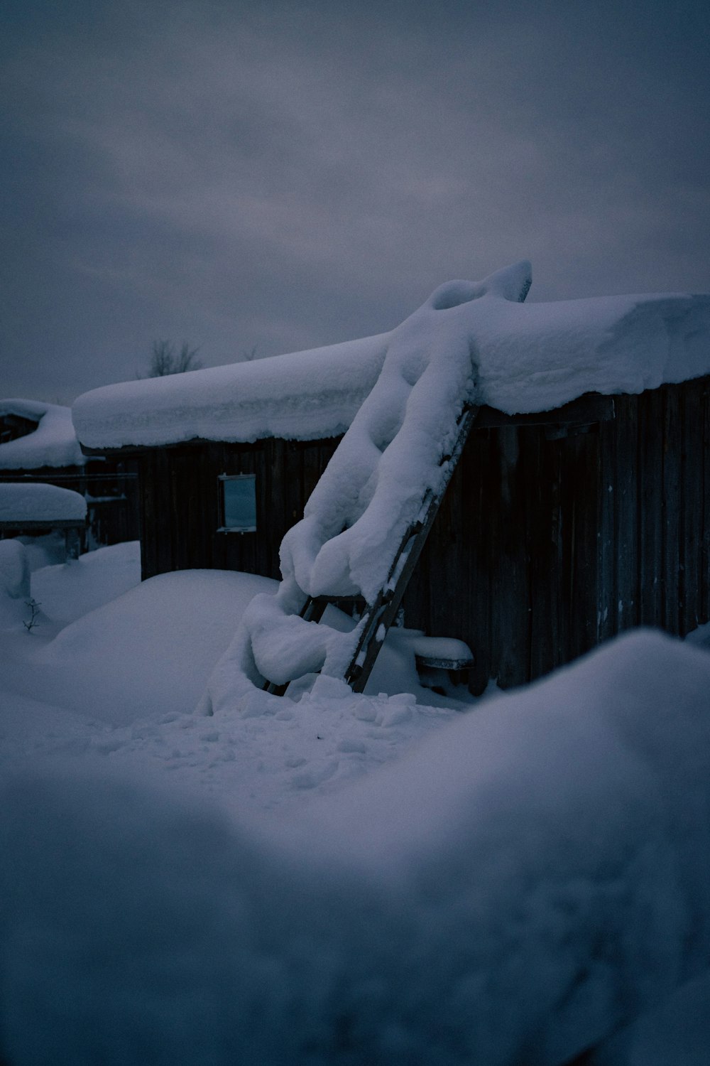 a pile of snow sitting on top of a roof